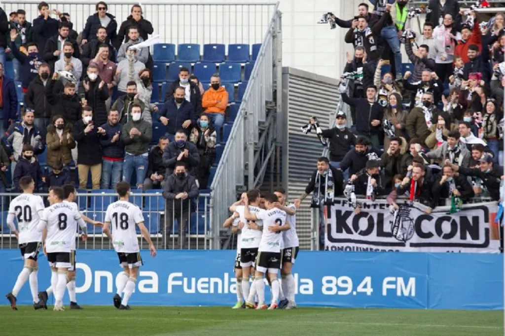 El Burgos CF se impone al Fuenlabrada y acaricia cada vez más la permanencia (1-2)
