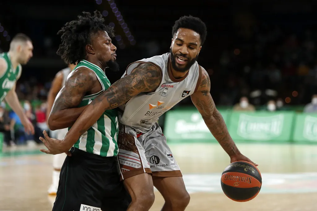 El San Pablo Burgos logra una victoria de oro ante Betis para mantener la fe (71-74)