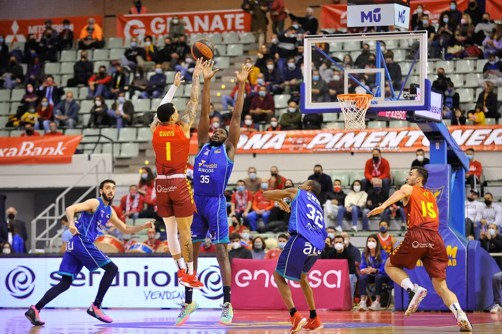 El San Pablo Burgos logra ante Murcia la tercera victoria consecutiva y sale del descenso (83-89)