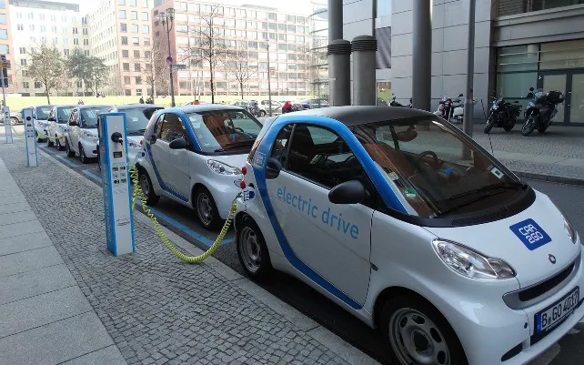 Podemos ve como una ocurrencia del PSOE no cobrar la zona azul a los coches eléctricos