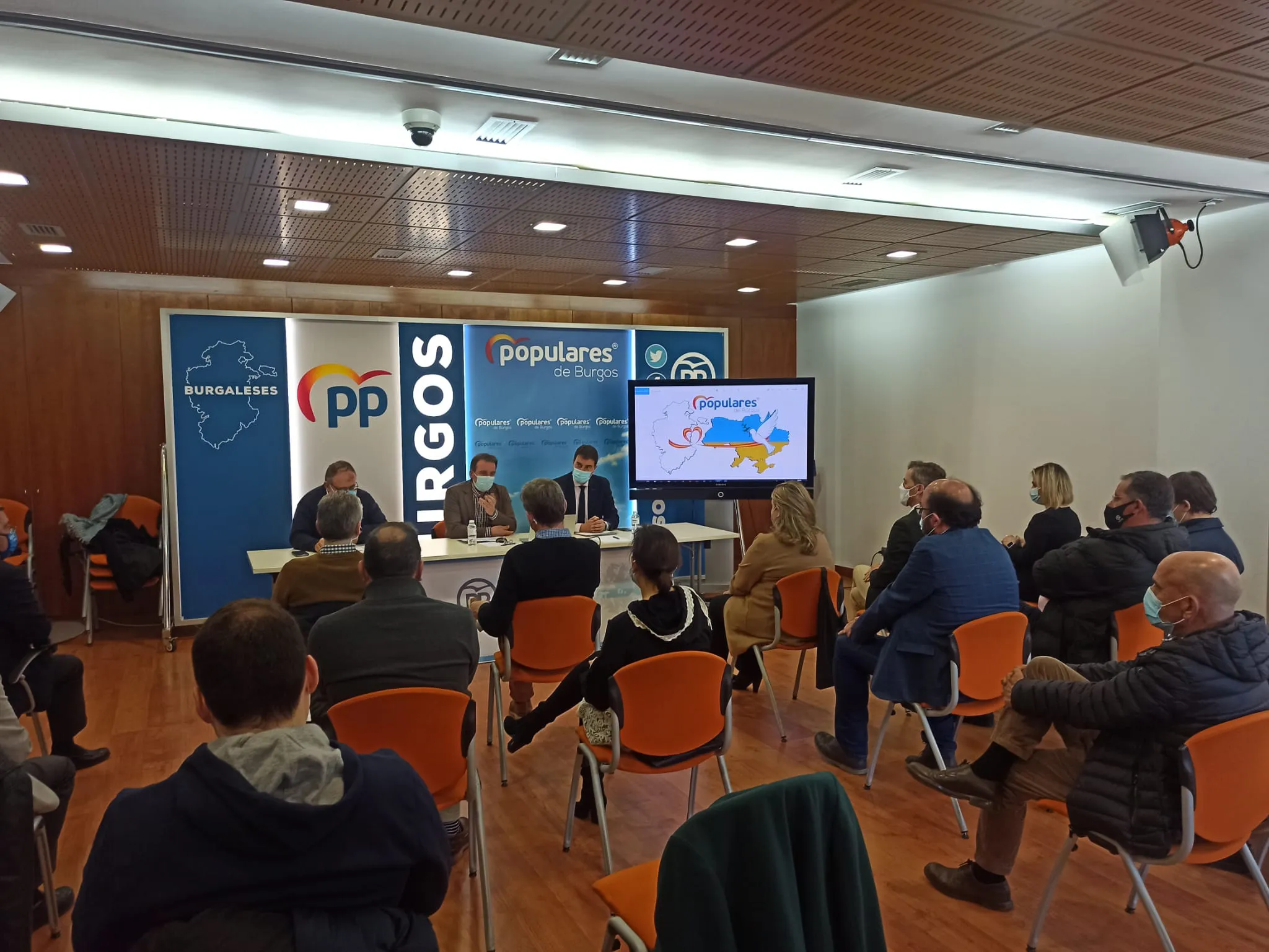 Alberto Núñez Feijoó recibe 400 avales del PP de Burgos para su candidatura