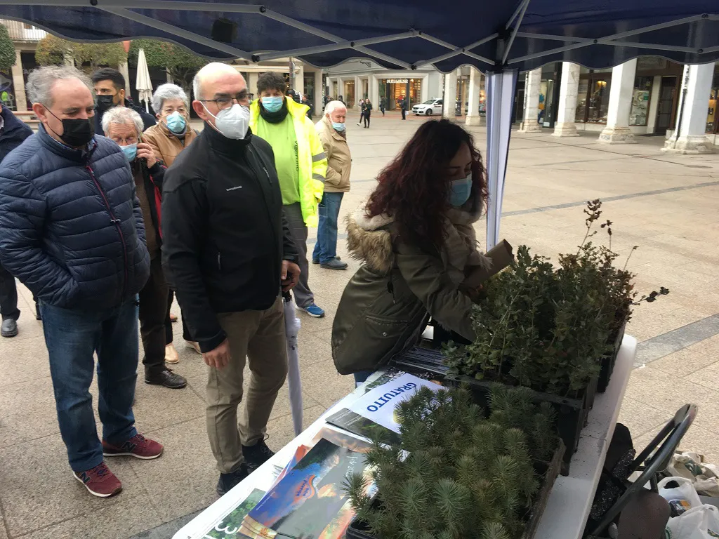 Reparto de árboles en el Día de los Bosques