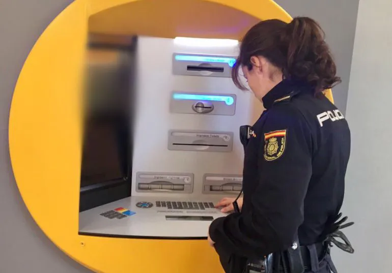 Detenida una pareja que extrajo dinero de la cuenta de una anciana que cuidó en el pasado