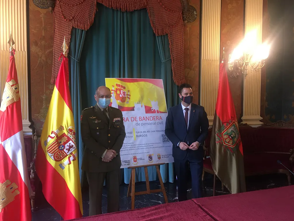 Jura de Bandera para personal civil el 23 de abril en la Plaza de la Catedral