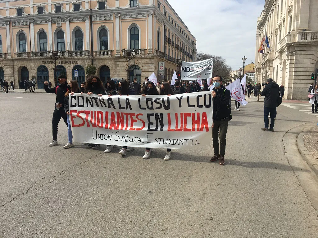 Cerca de 100 estudiantes se manifiestan en la capital burgalesa contra las anunciadas reformas universitarias