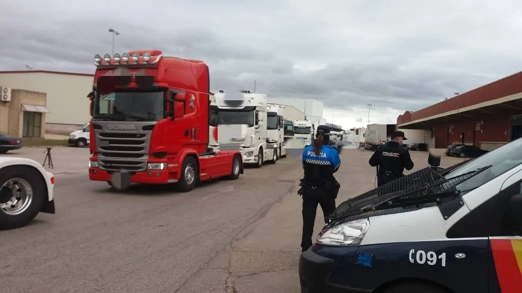 El Gobierno y los transportistas acuerdan bajar 20 céntimos el carburante