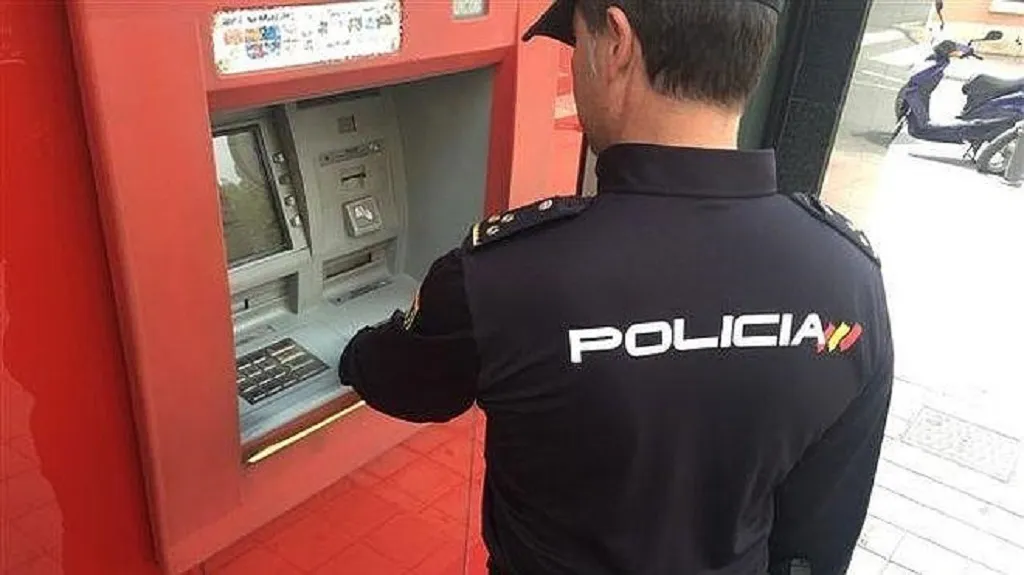 La Policía Nacional de Burgos identifica a dos mujeres que se habrían quedado con 1.000 euros encontrados en un cajero automático