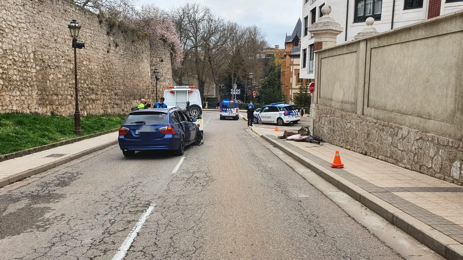 Sufre un accidente, abandona el vehículo, se da a la fuga y deja el coche empantanado en la calle