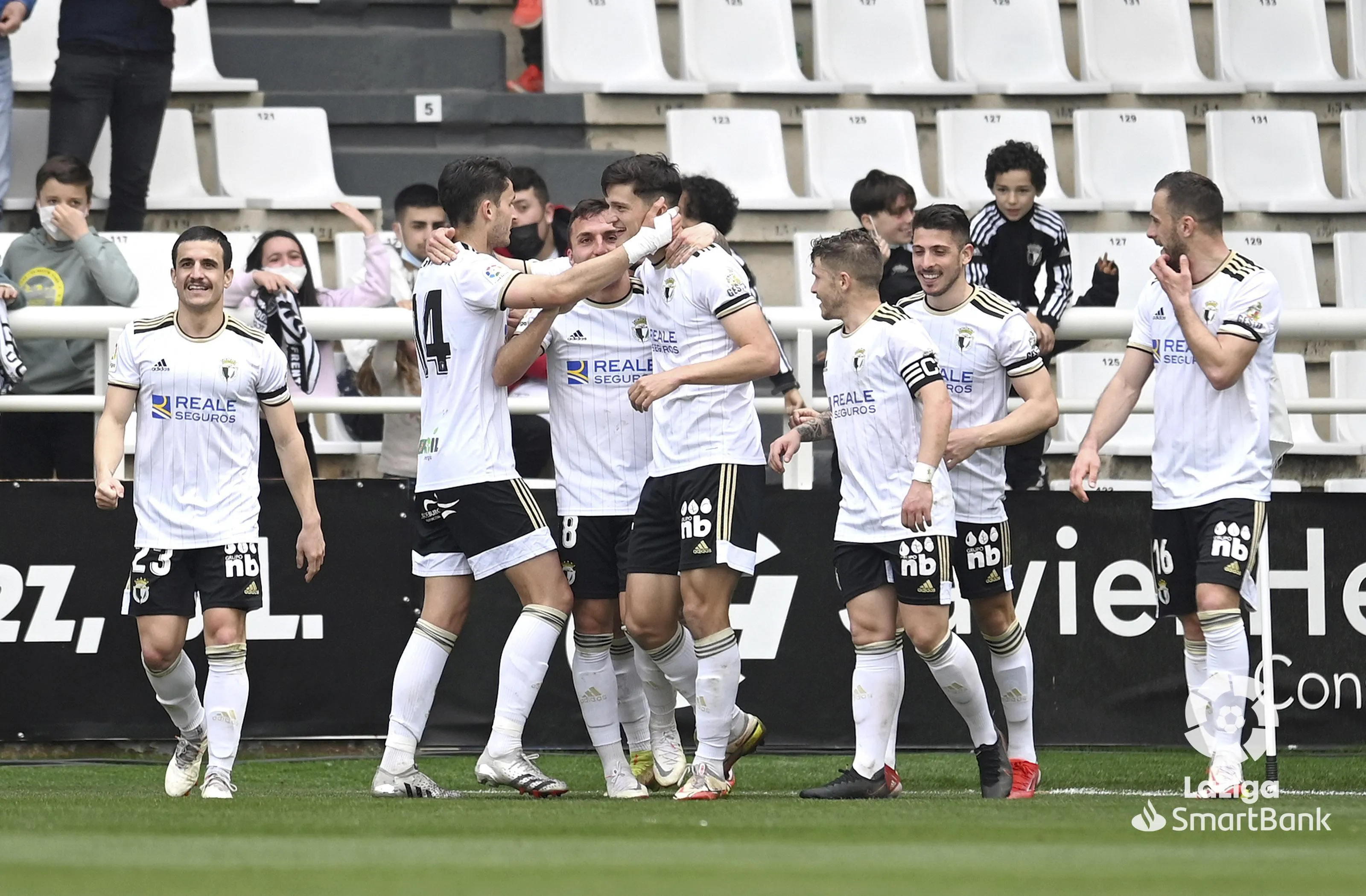El Burgos CF vence con justicia al Tenerife y se acerca a la permanencia (1-0)