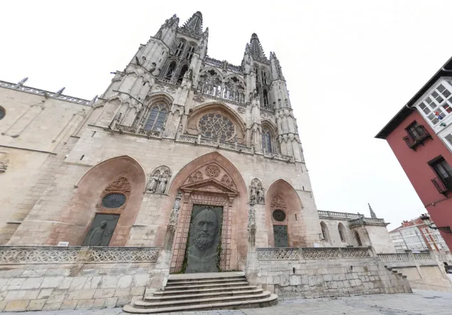 Las puertas de Antonio López para la Catedral siguen su curso: la segunda en fundición y la principal esbozándose