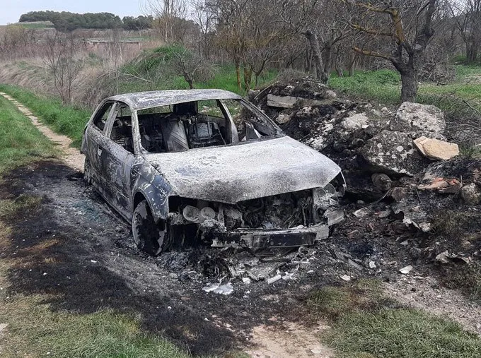 Descubren en Villatoro un coche calcinado que había sido denunciado por robo
