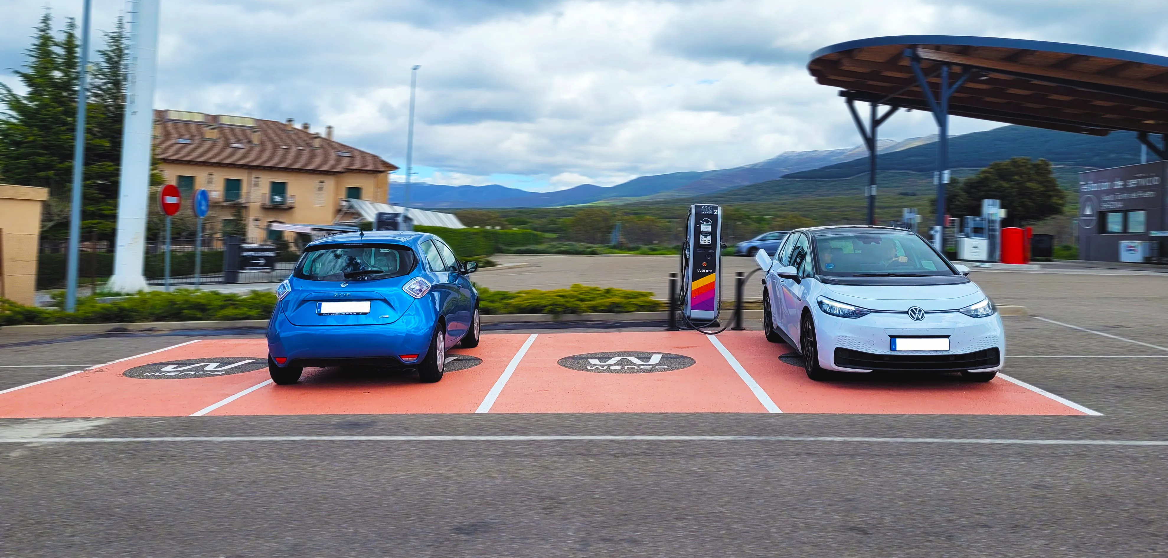 Las búsquedas de vehículos electrificados se duplican tras el alza de los precios de los carburantes