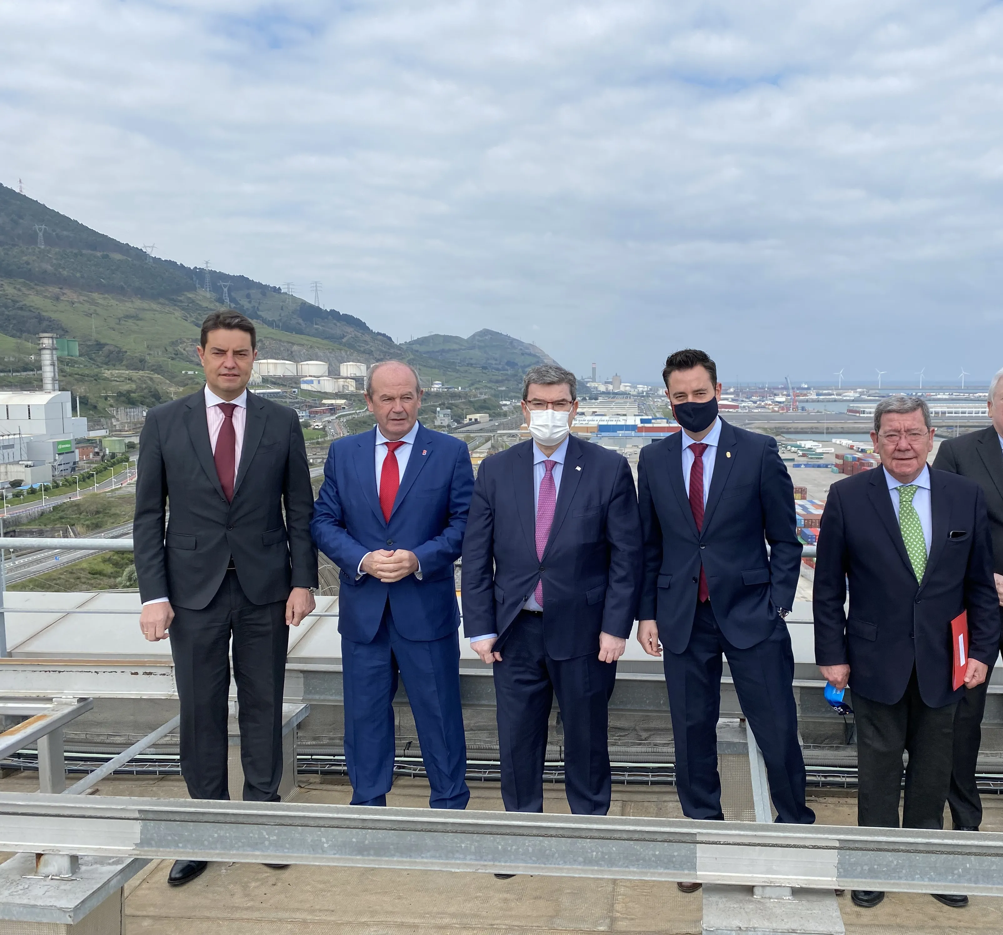 Las administraciones burgalesas visitan el Puerto de Bilbao para relanzar las actividades de orden logístico