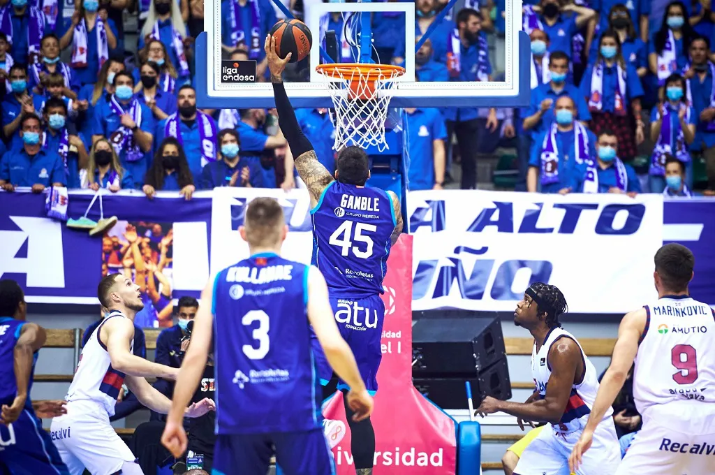 El San Pablo vuelve a tropezar en la misma piedra y cae ante Bskonia (62-78)
