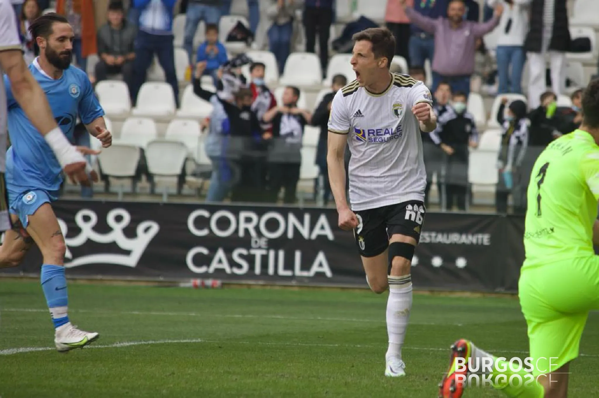 El Burgos CF se impone al Ibiza y acaricia la permanencia (2-1)