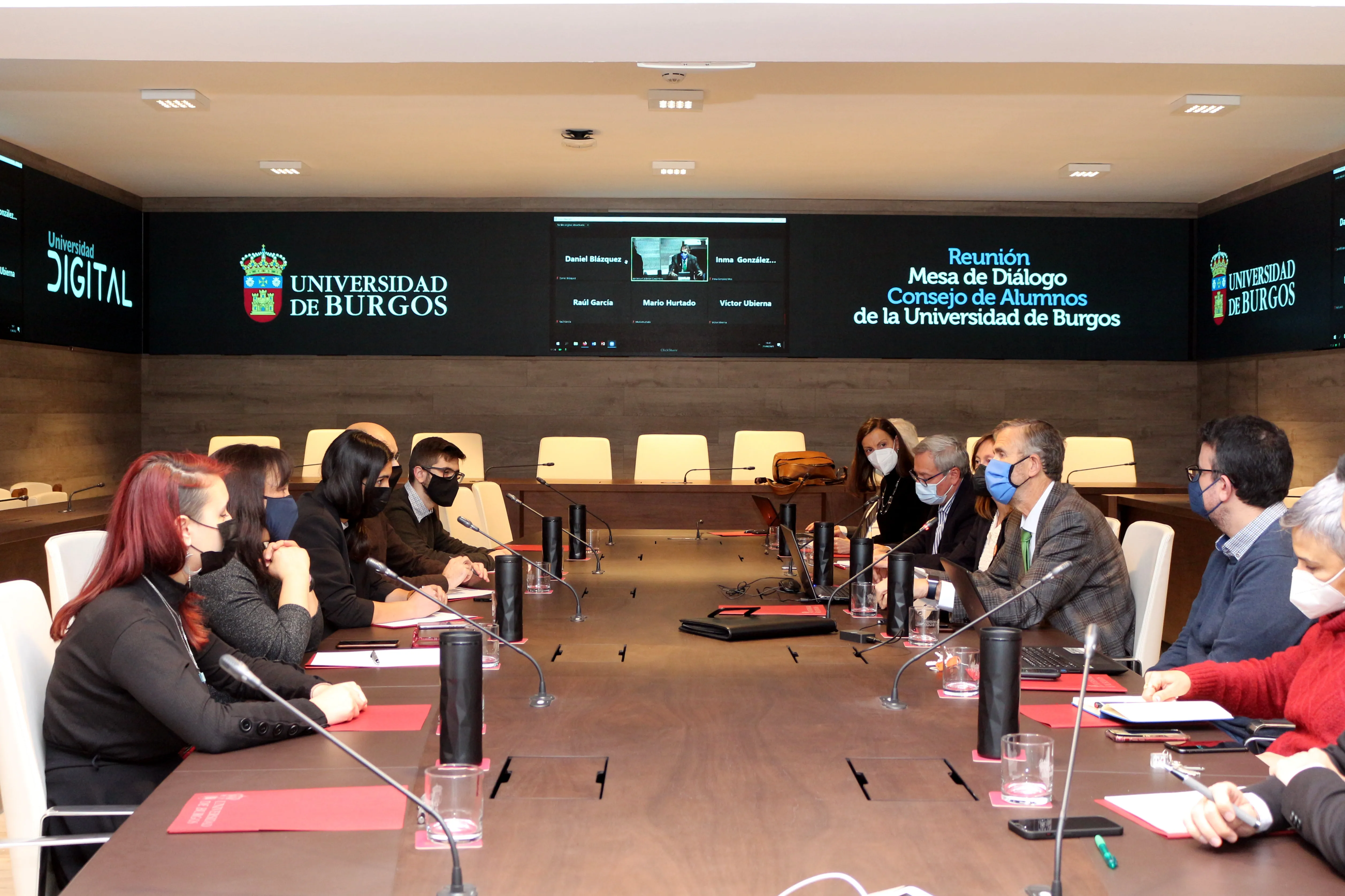 La nueva directiva del CAUBU y el equipo rectoral celebran su primera reunión de la Mesa de Diálogo