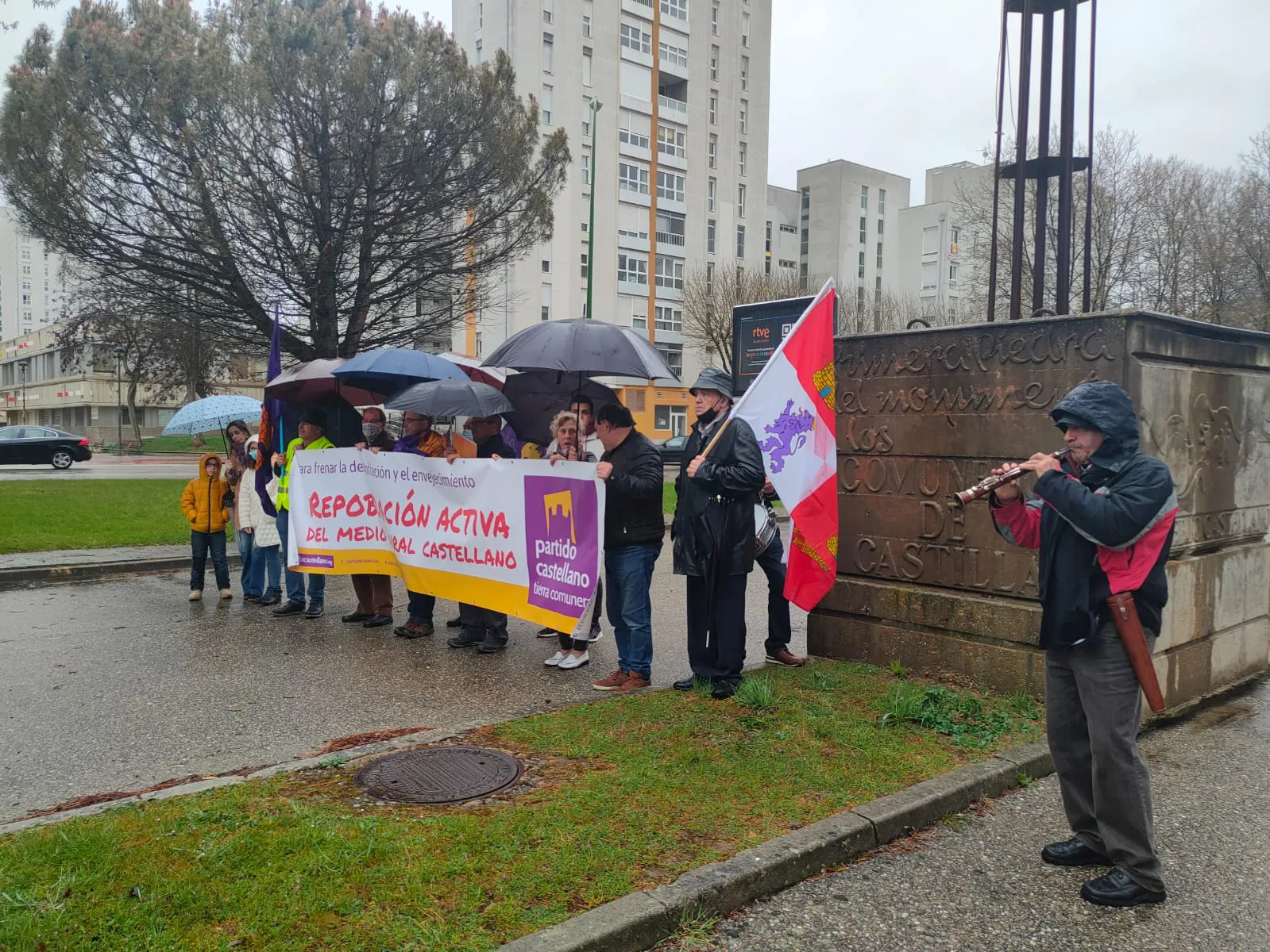 El PCAS-TC homenajea a los Comuneros bajo la lluvia