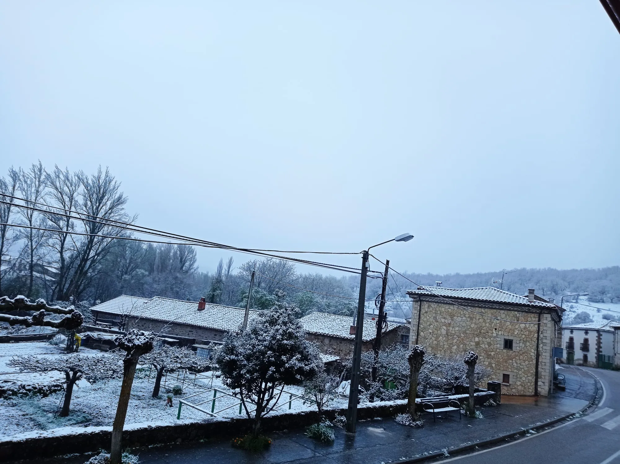 Burgos celebra el Día de Castilla y León con un aviso amarillo por nieve y lluvia: en la Sierra de la Demanda ya han caído los primeros copos