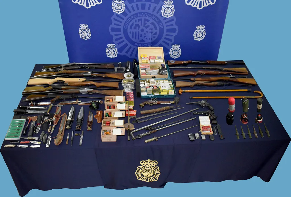 Detenido por presuntos malos tratos y posesión de armas de fuego