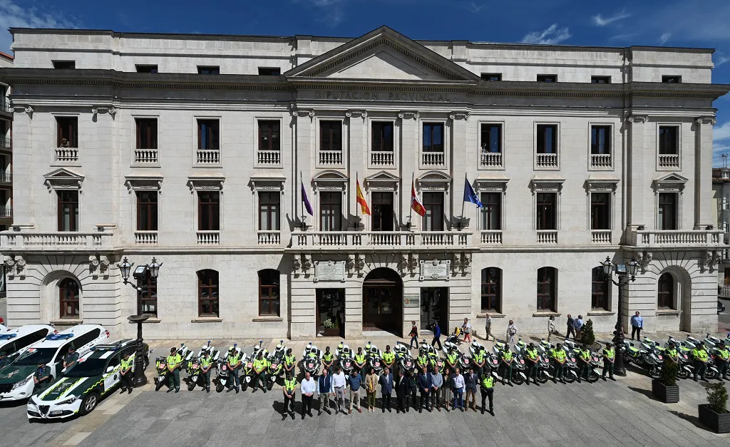 La Guardia Civil presenta su Unidad de Movilidad y Seguridad Vial de la Vuelta a Burgos femenina