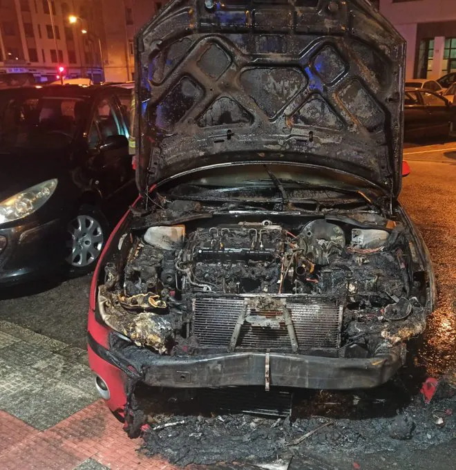 Incendio de un vehículo en el Crucero esta madrugada