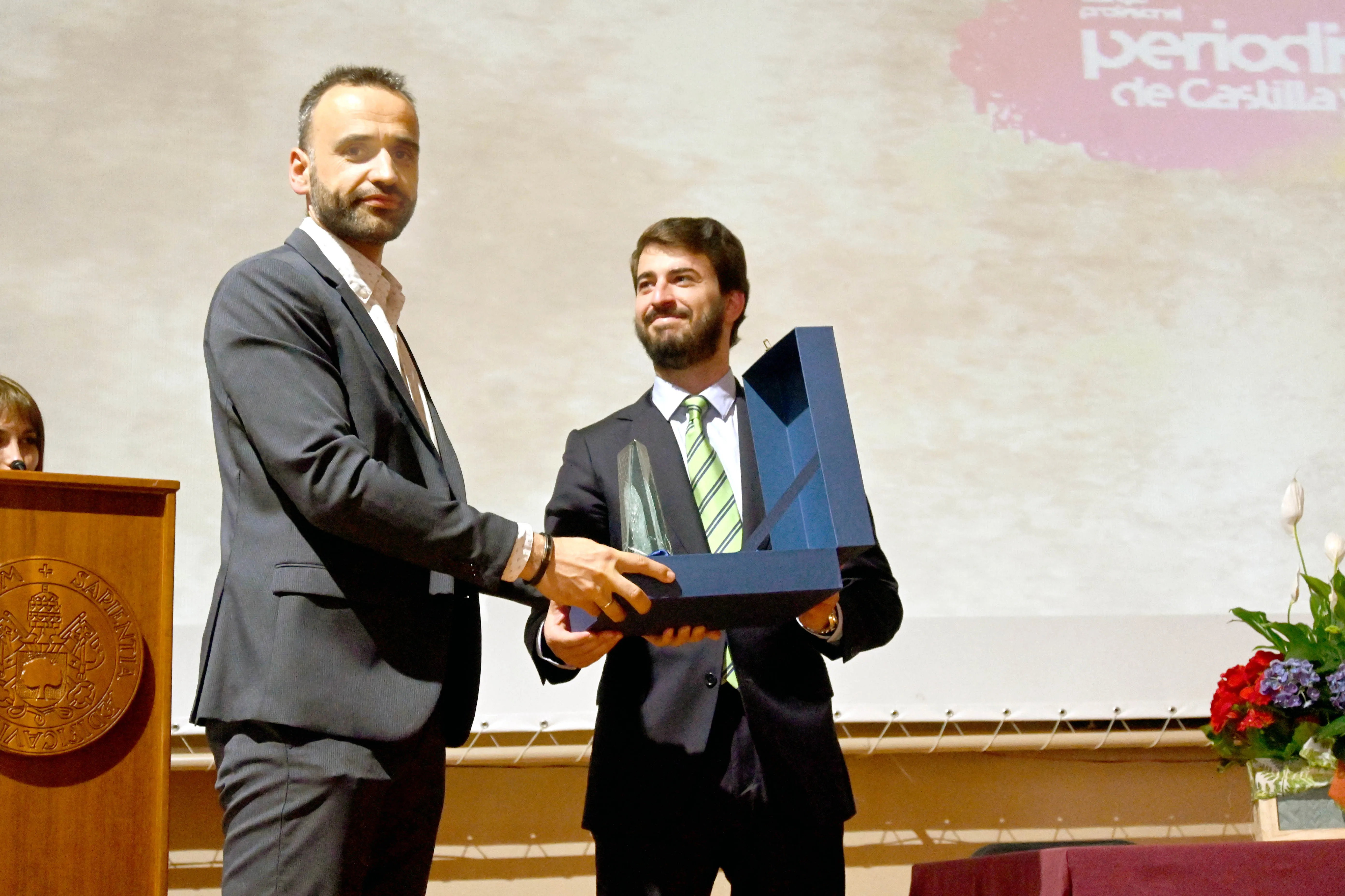 Juan García-Gallardo entrega el Premio Colmena 2022 de la Asociación de Víctimas del Terrorismo de Castilla y León