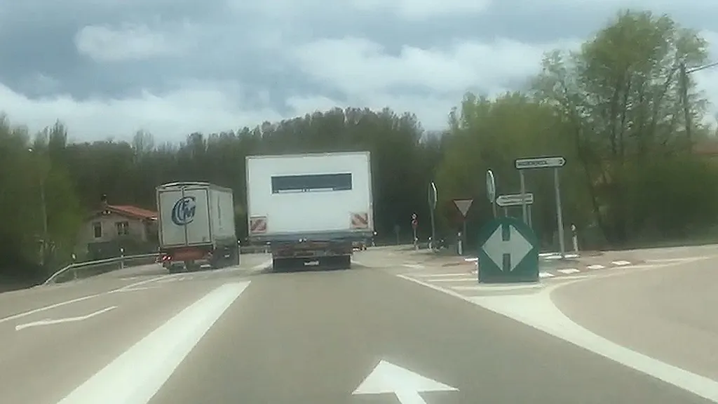 Investigan a un conductor profesional por conducción temeraria