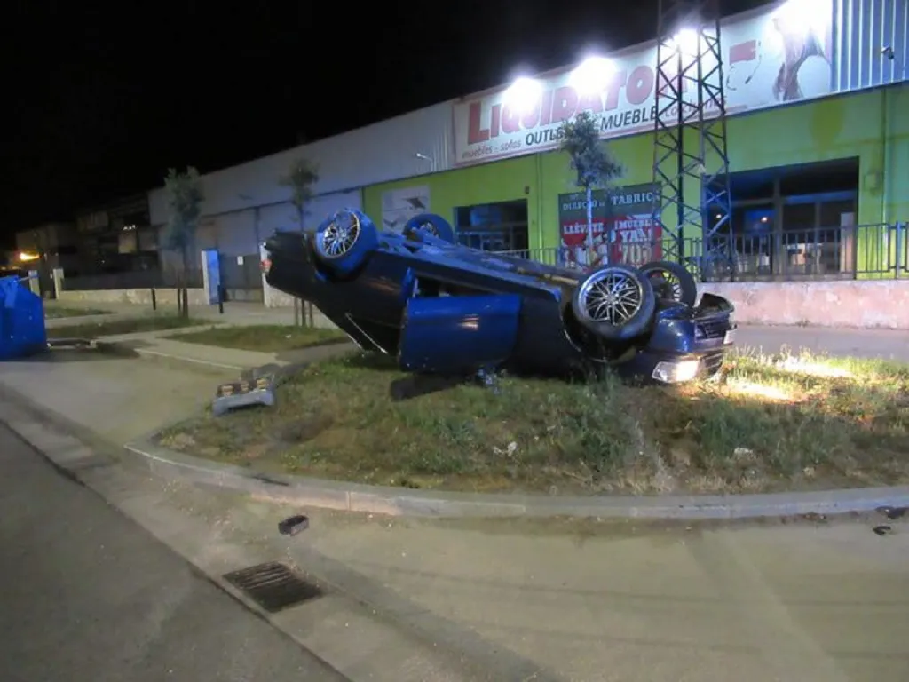Vuelca su coche bajo los efectos del alcohol tras intentar adelantar a un camión en una glorieta