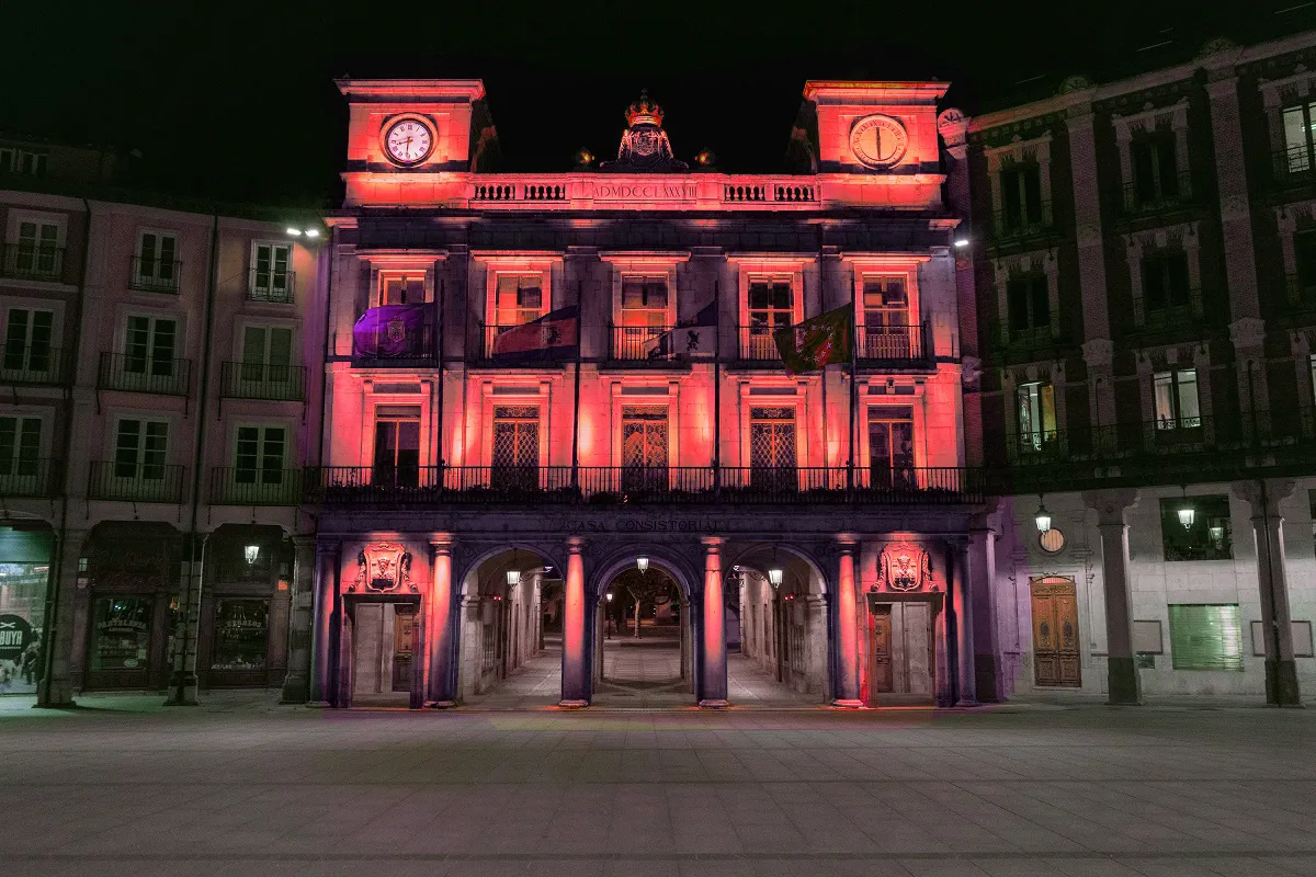 Este 14 de junio el Ayuntamiento se tiñe de rojo... ¿por qué?