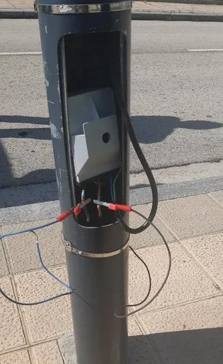 Detectan un enganche ilegal a una farola en el barrio de Cortes