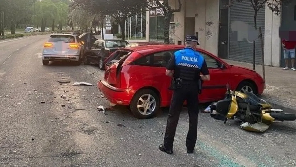 Choca contra tres vehículos aparcados tras dormirse al volante después de salir de trabajar