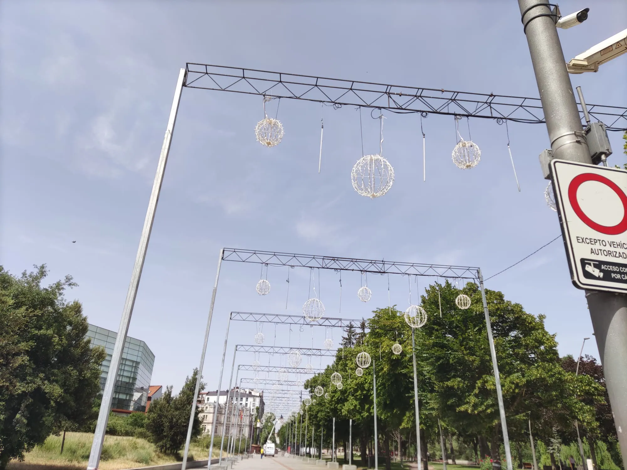 Comienza el montaje de la puerta de luces de los Sampedros