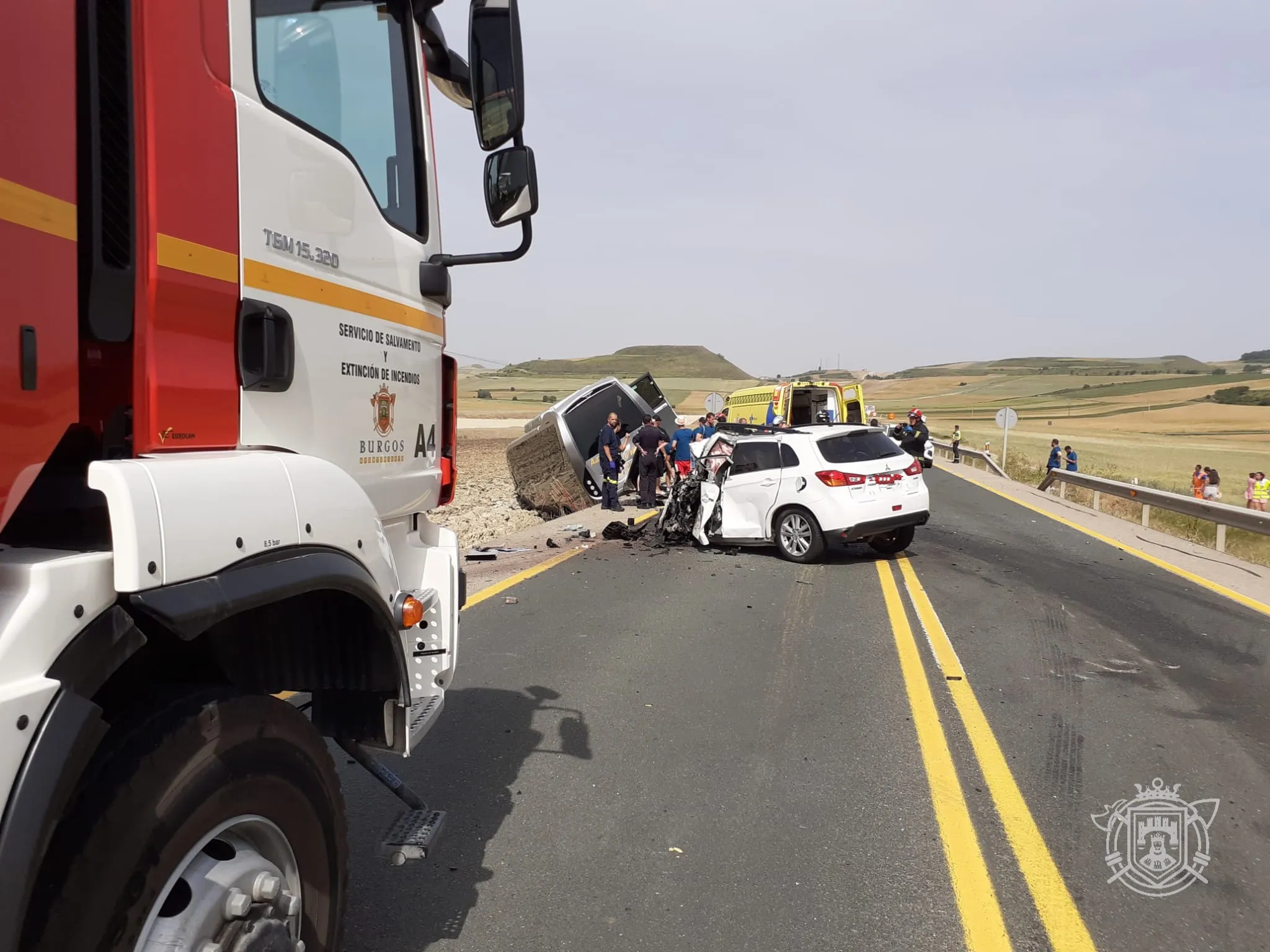 Fallecen dos personas tras un brutal choque entre dos turismos y un autobús en Belorado