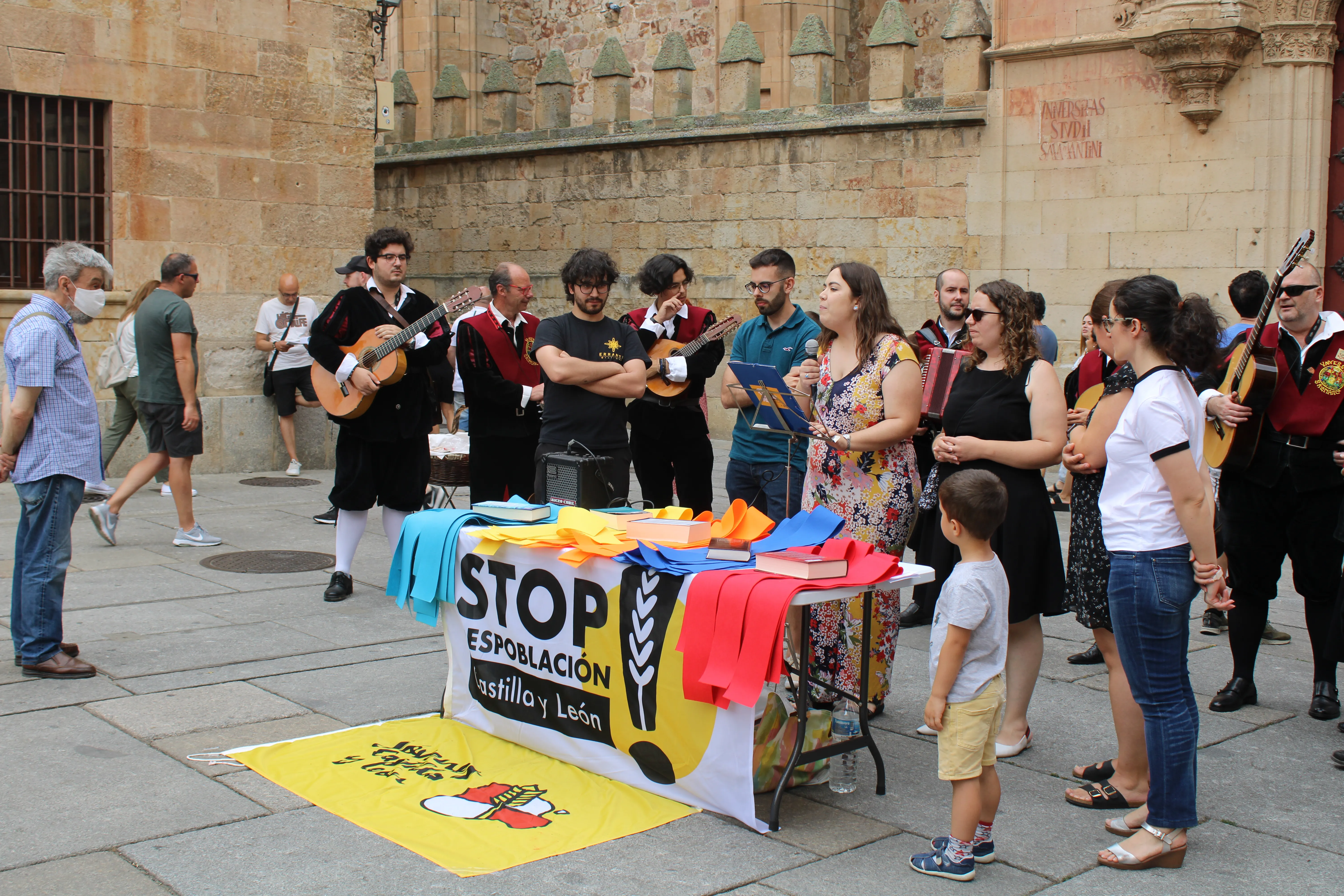 El colectivo Jóvenes de Castilla y León celebra una graduación simbólica para denunciar la emigración juvenil de Castilla y León