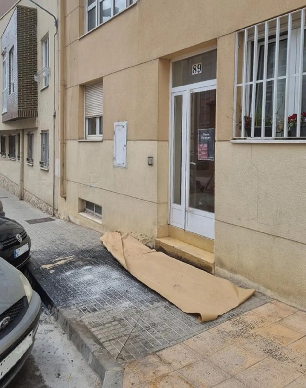 Vertido de pintura en la calle Lavaderos