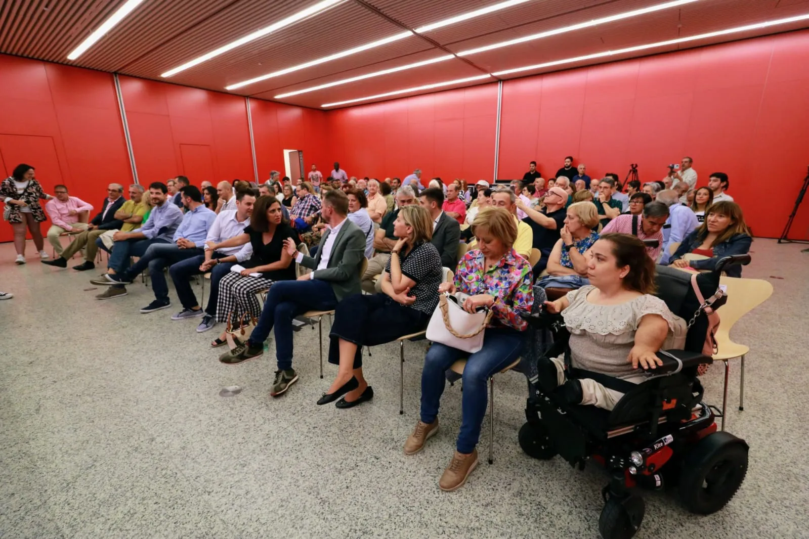 Socialistas burgaleses al teléfono, muy preocupados por su futuro en el Ayuntamiento de la capital