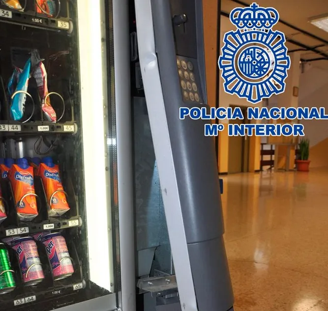 Detenido por causar daños en una máquina expendedora de comida rápida
