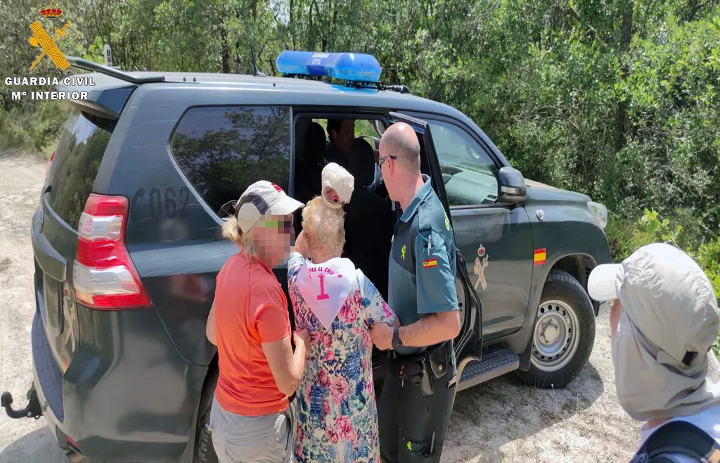 La Guardia Civil auxilia a una peregrina del Camino de Santiago