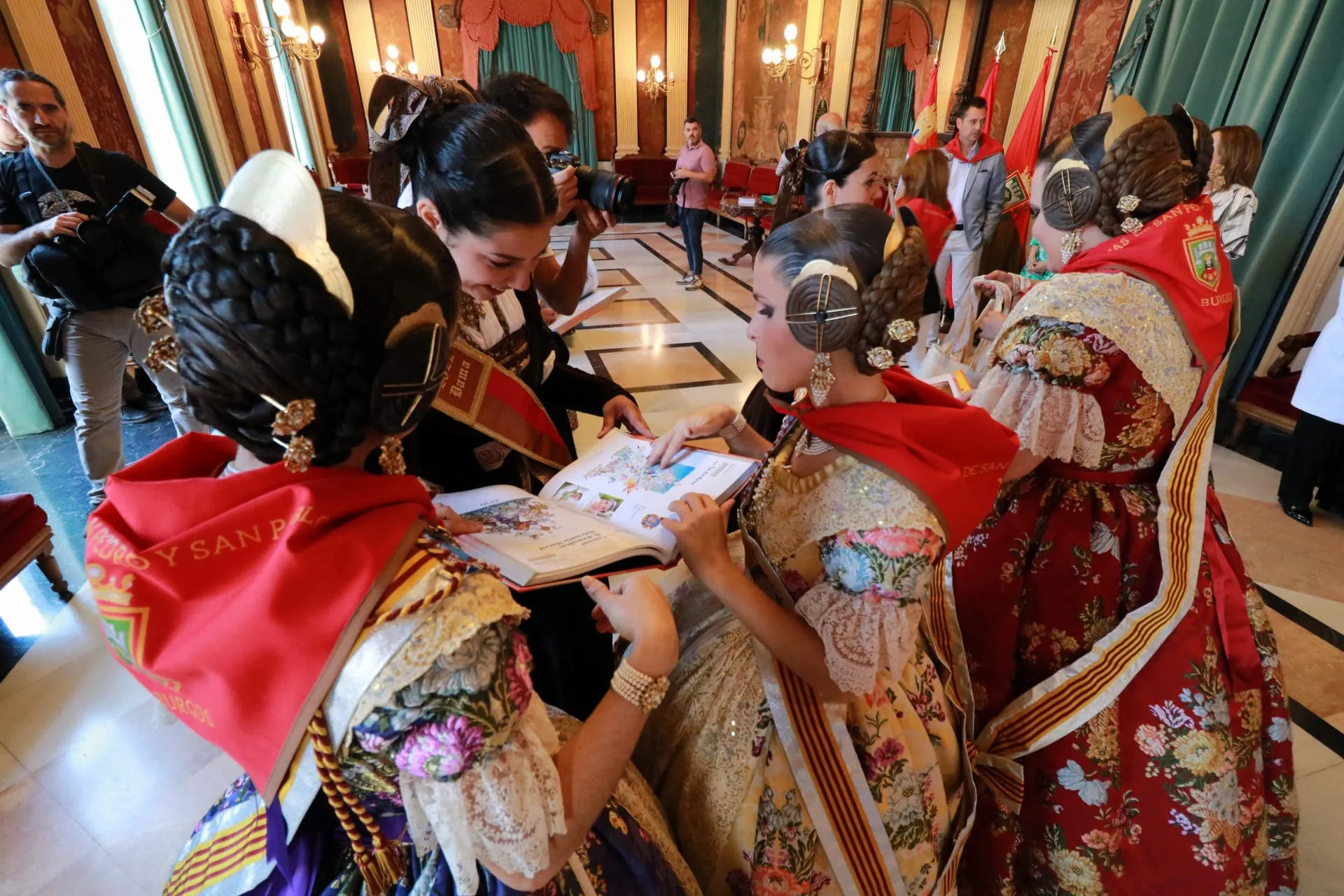 Foto 2 - Las falleras ya est&aacute;n en Burgos para celebrar las Fiestas Mayores