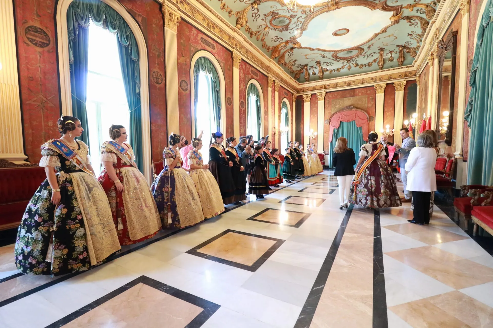 Foto 3 - Las falleras ya est&aacute;n en Burgos para celebrar las Fiestas Mayores