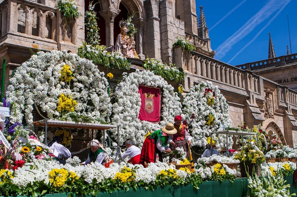 Una multitudinaria Ofrenda Floral protagoniza el día grande las Fiestas de Burgos