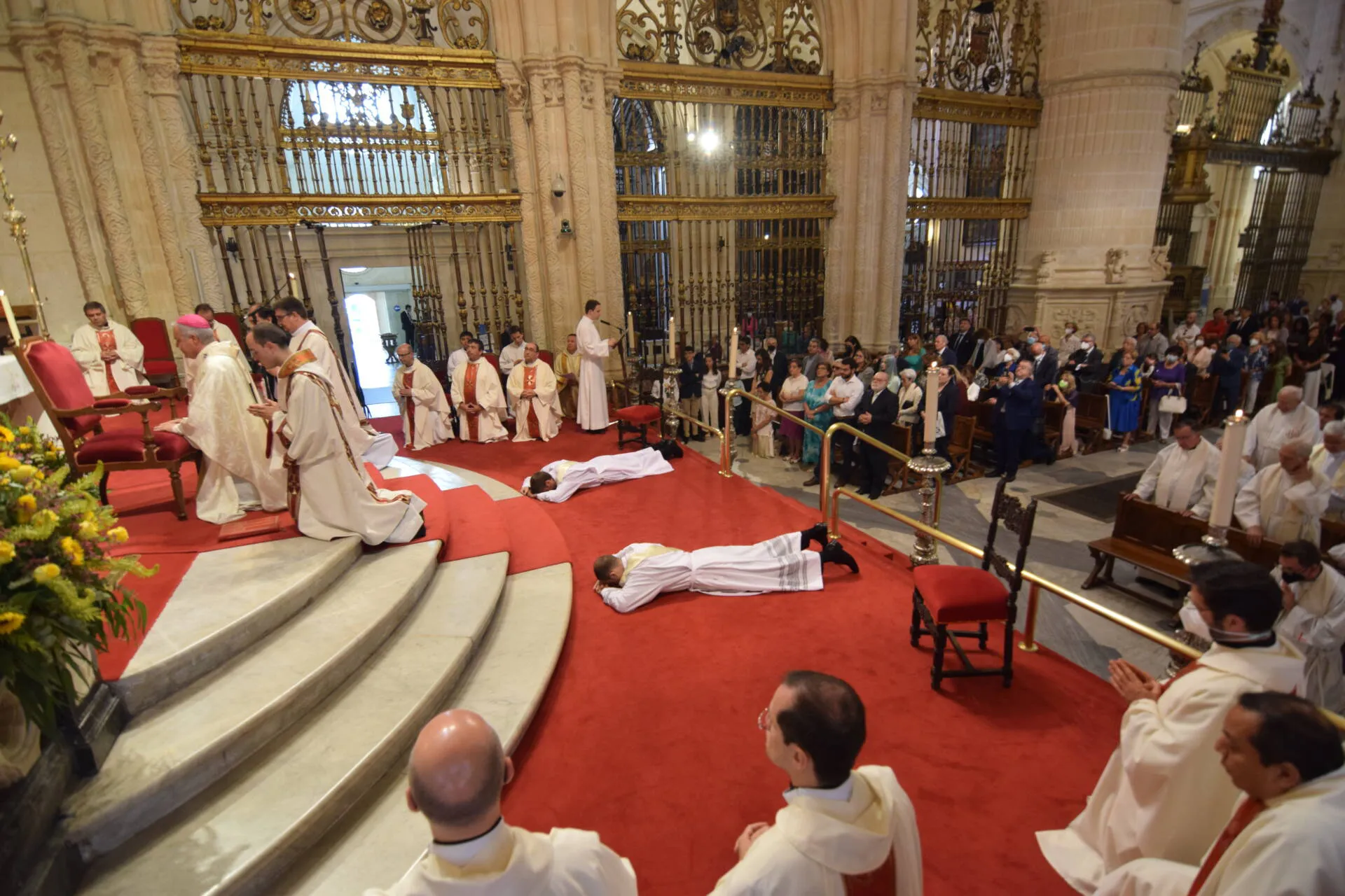 Mario Iceta ordena dos nuevos sacerdotes para la Archidiócesis de Burgos