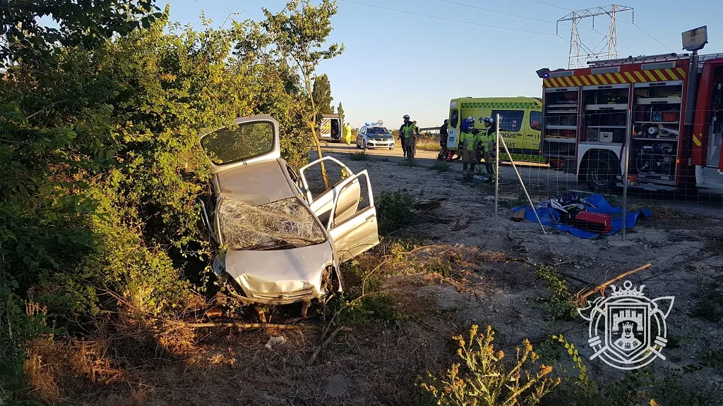 Los bomberos intervienen en un accidente para rescatar a un conductor del interior del vehículo