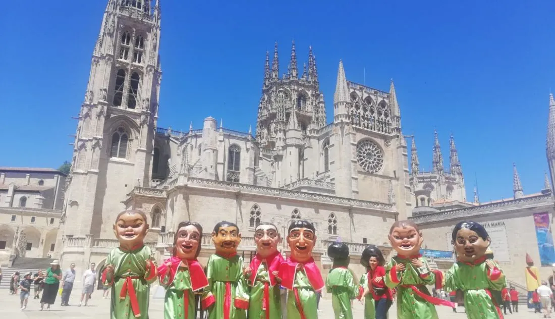 Gigantones, gigantillos y cabezudos toman las calles de Burgos