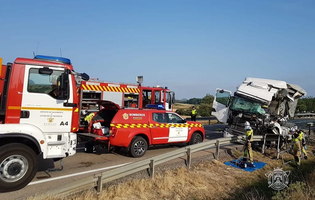 Un fallecido y un herido tras el choque frontal entre dos camiones en la carretera de Aguilar a la altura de Urbel de Castillo