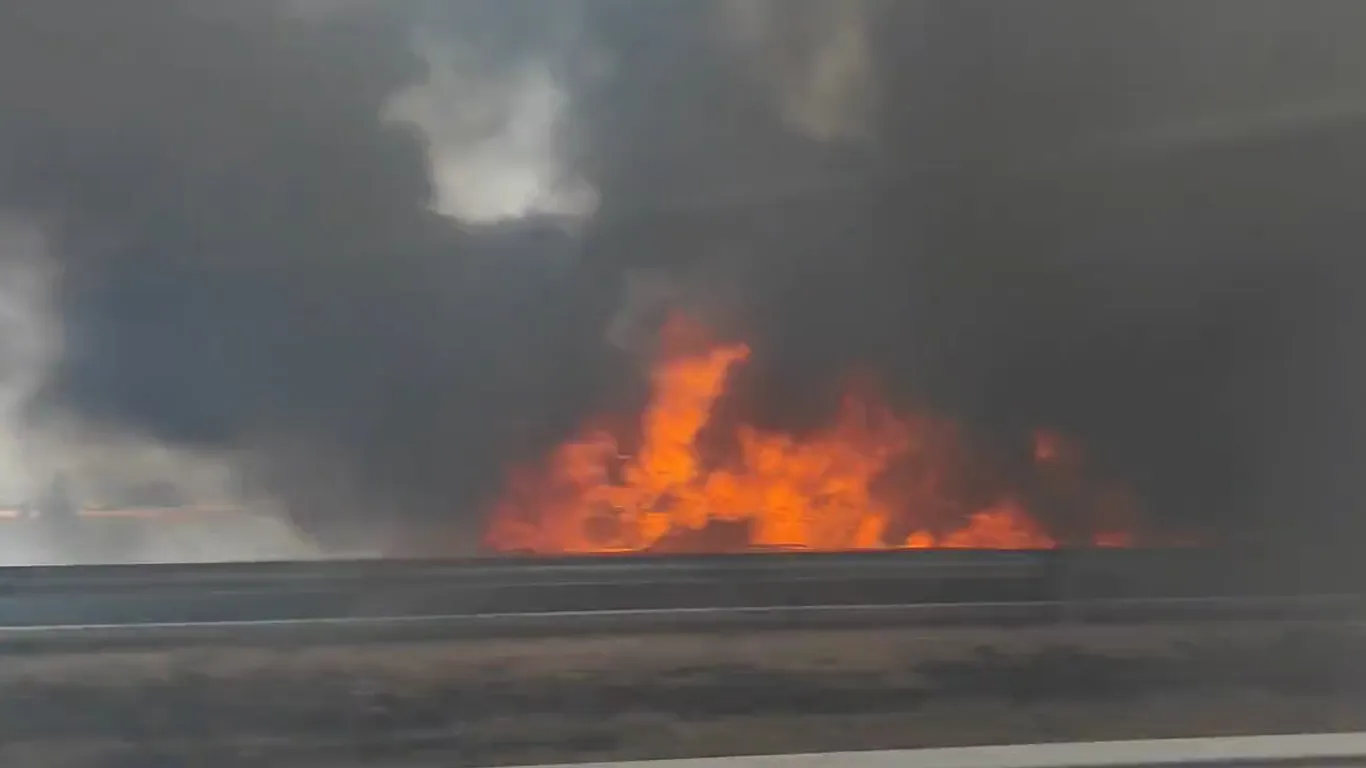 Sofocan el incendio de un camión en la AP-1 que ha provocado retenciones al tráfico