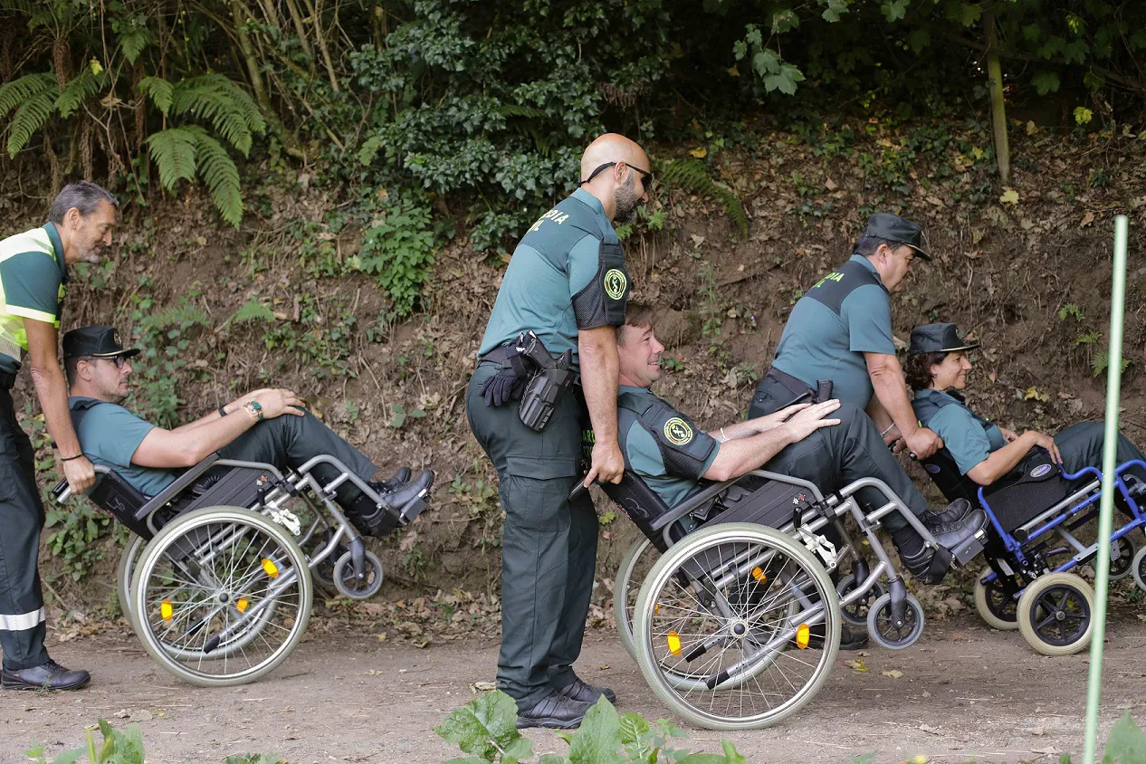 Guardias civiles aprenden a atender a peregrinos con discapacidad en el Camino de Santiago