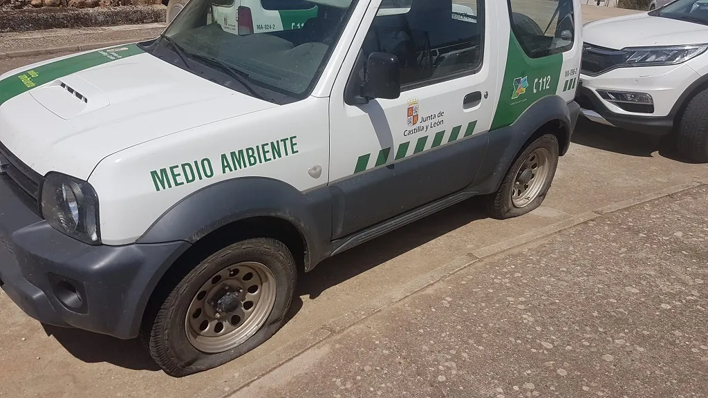 Aparecen tres vehículos de Agentes Forestales de Burgos con las ruedas rajadas