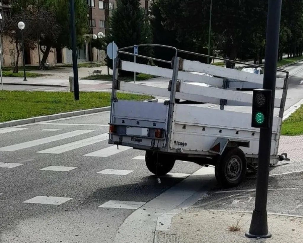 Un remolque suelto causa daños en el Paseo de Fuentecillas