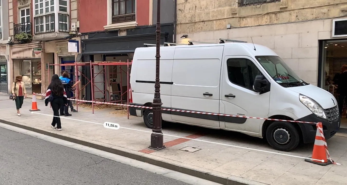 La policía local denuncía por ocupación de la vía pública una obra en la calle Santander